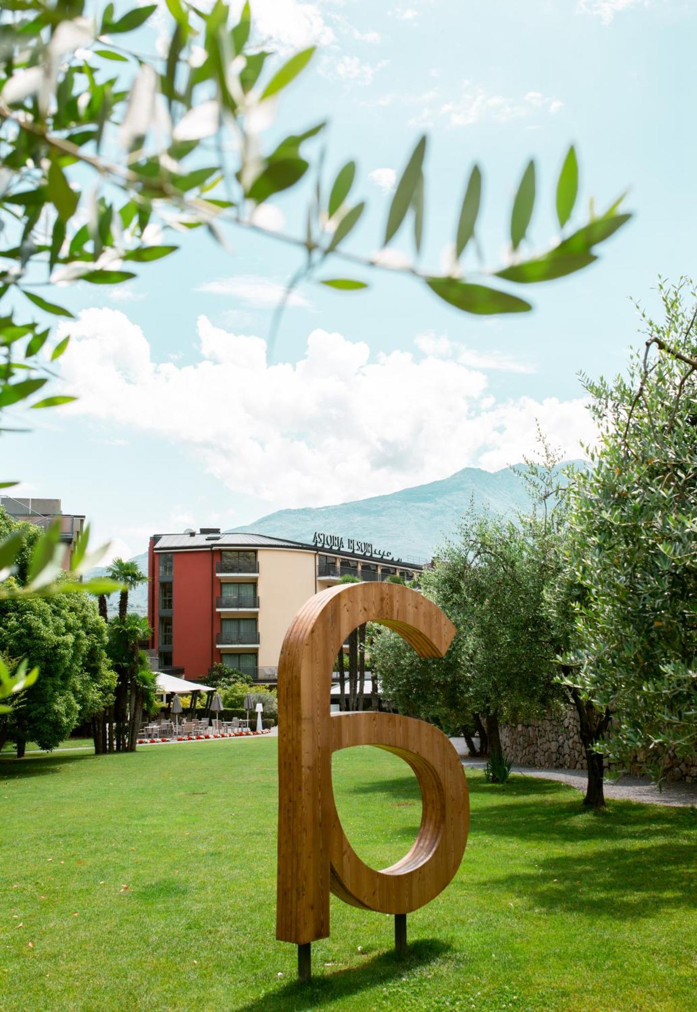 Astoria Resort Riva del Garda Bagian luar foto